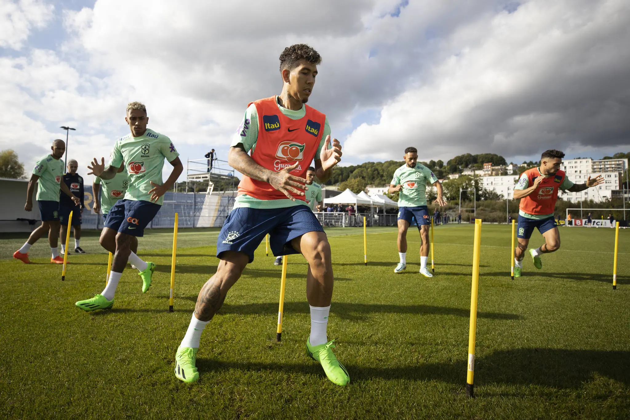 Imagem da notícia: Jogadores se apresentam à Seleção Brasileira na França; veja fotos e calendário do Brasil