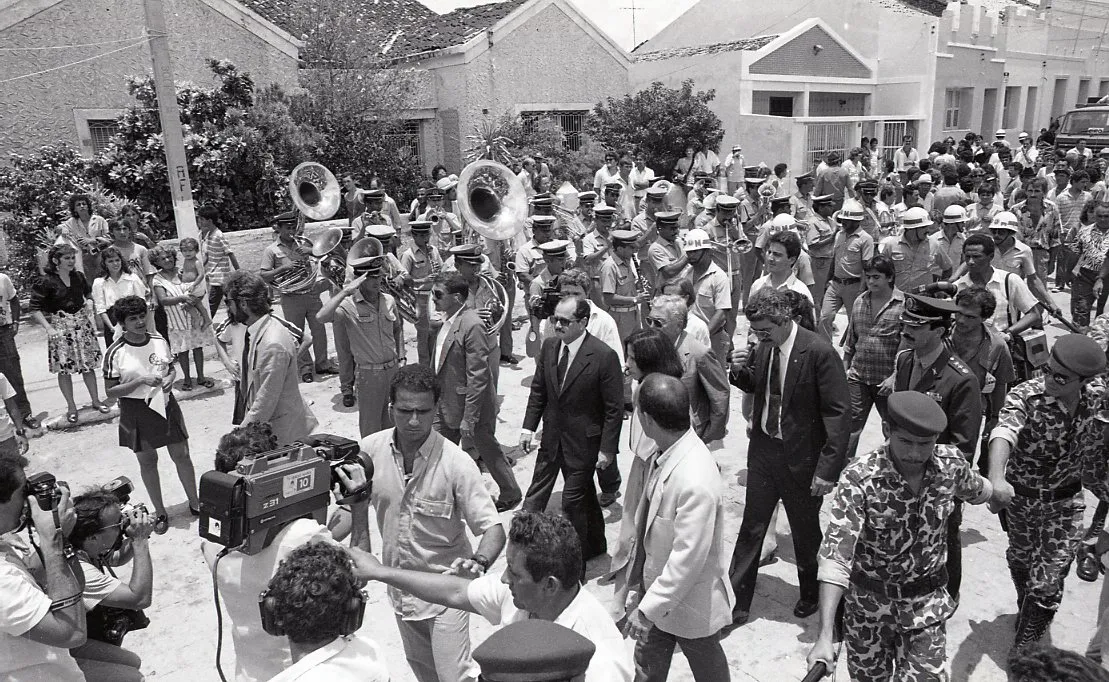 Na foto a cidade de Mombaça recepciona o presidente em exercício Paes de Andrade. Data: 26/02/1989