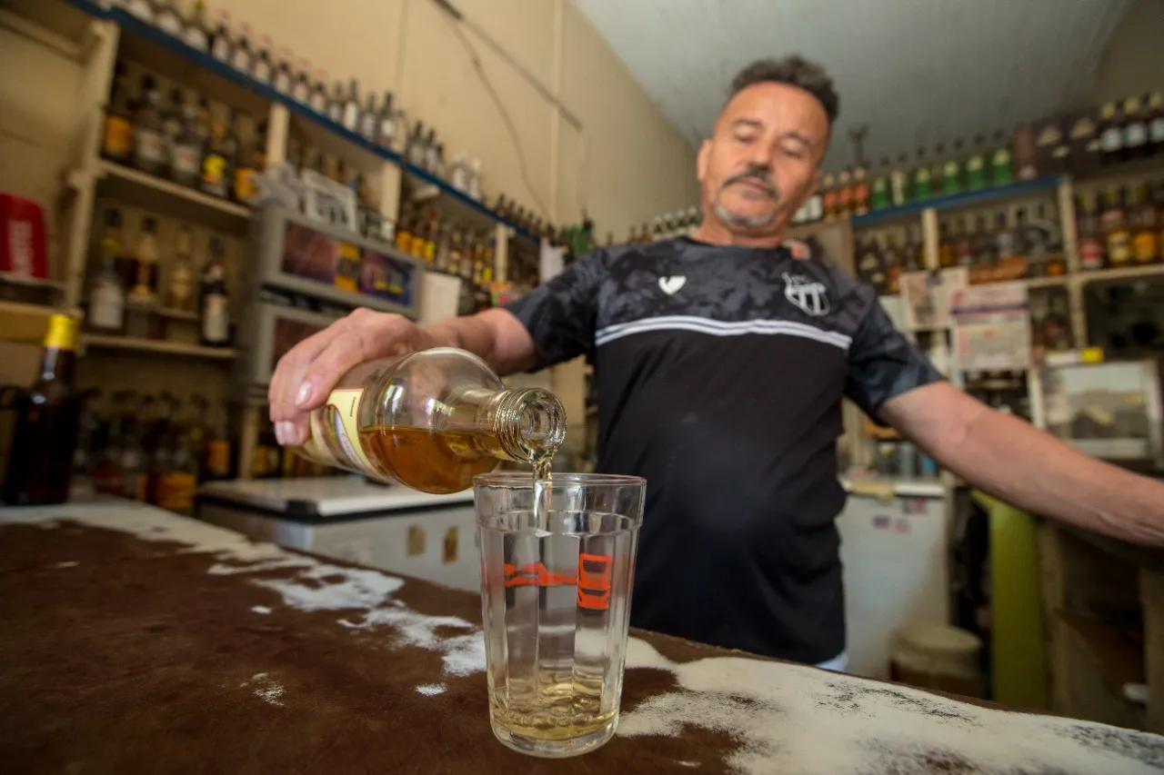 A lista de iguarias servidas no Vitória é tradicional: Tilápia frita, carne do sol e aquela calabresa acebolada guerreira