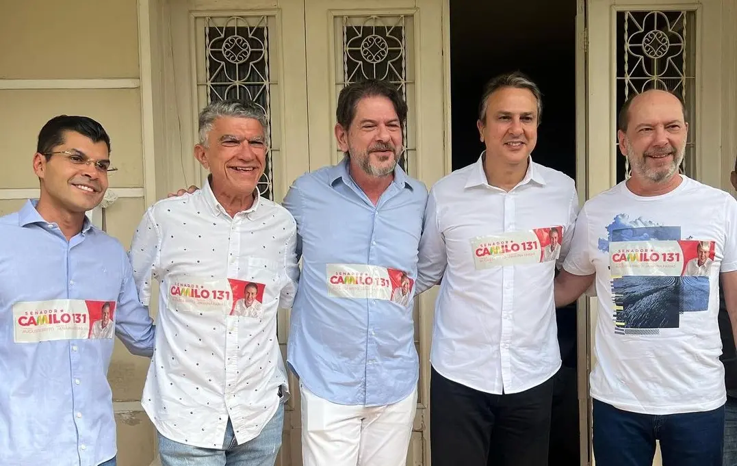 Imagem da notícia: Ao lado de Camilo, Cid e Ivo Gomes abraçam campanha petista pelo Senado nas ruas de Sobral