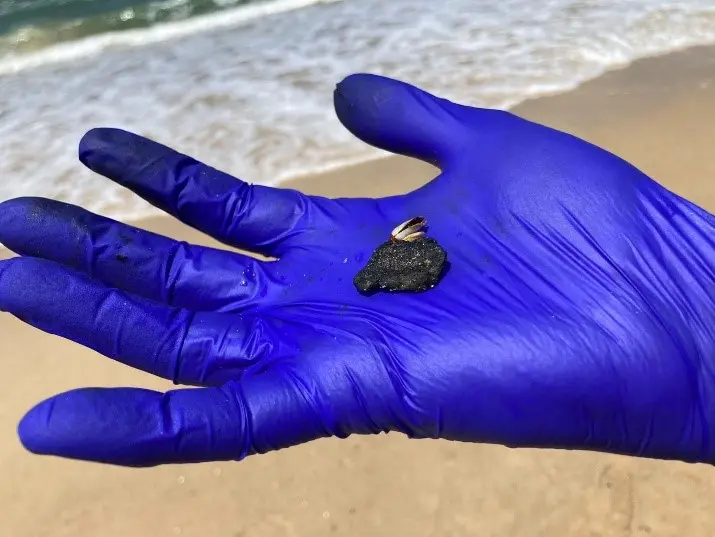 Imagem da notícia: Manchas de óleo voltam a aparecer na Praia do Futuro e mais 9 locais do Ceará; veja lista