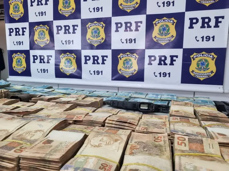 Imagem da notícia: Malas com mais de R$ 700 mil são apreendidas em Icó; suspeito se passava por policial