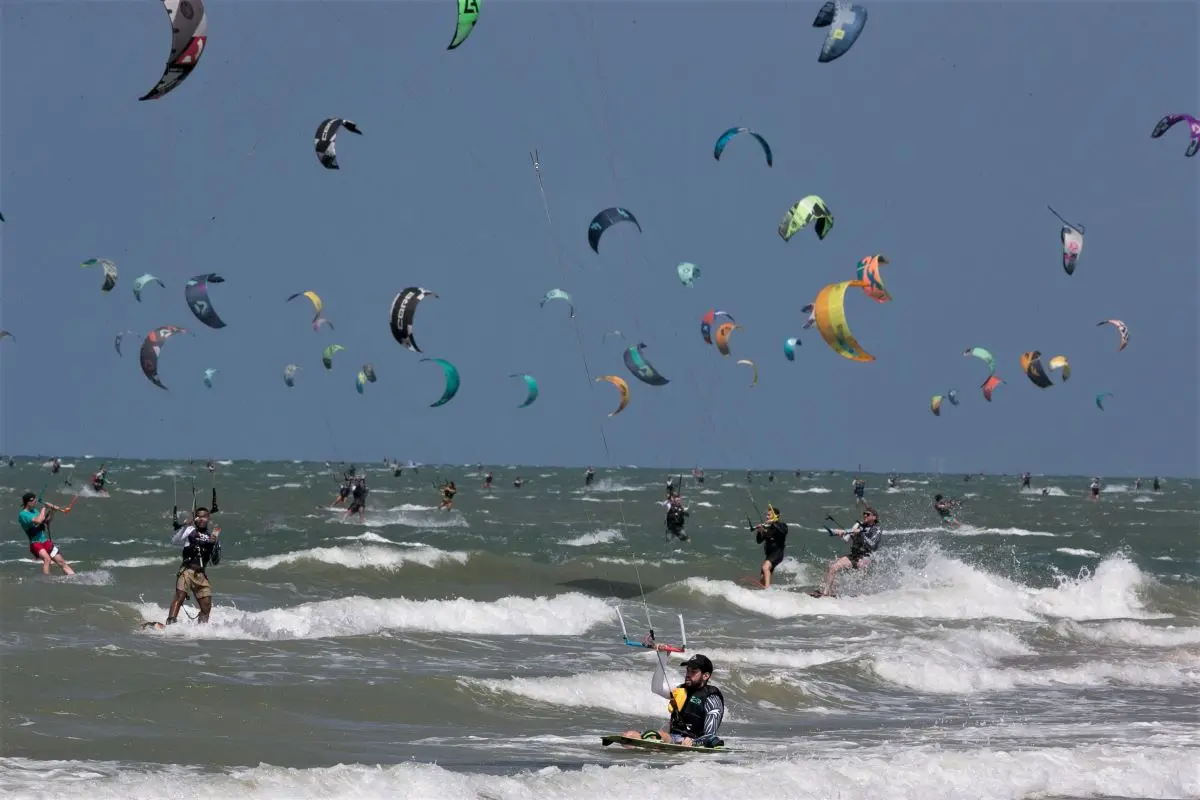 Imagem da notícia: Com 884 kitesurfistas no mar ao mesmo tempo, evento Winds For Future entra para o livro dos recordes