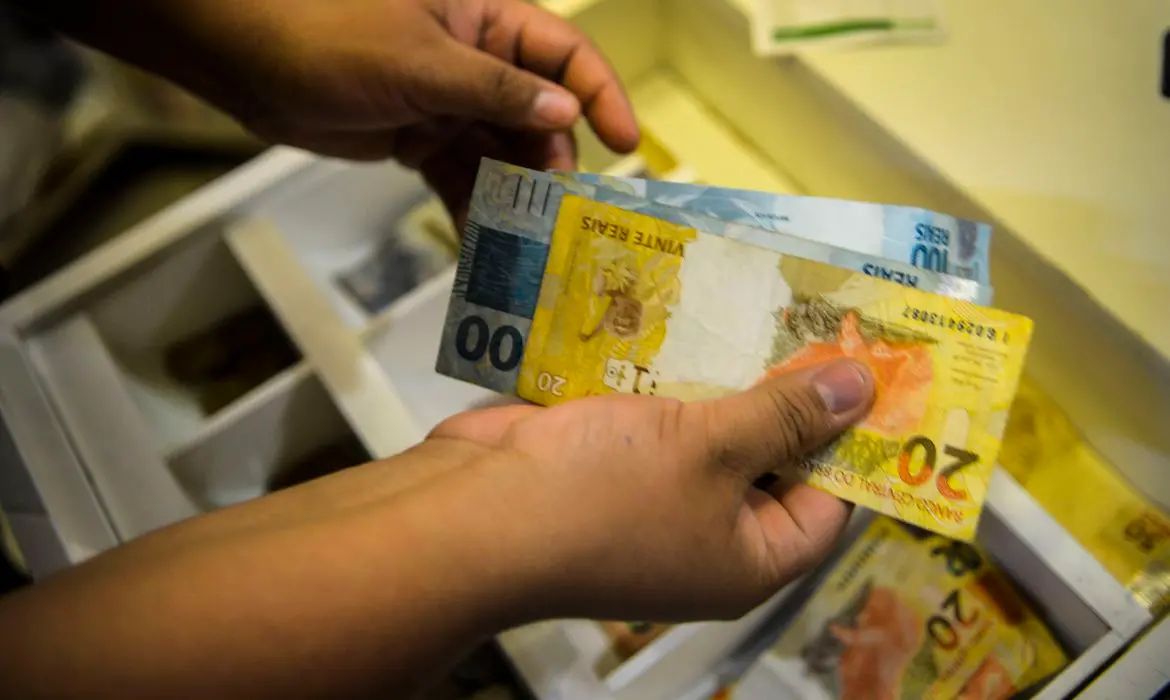Imagem da notícia: Empréstimo consignado do Auxílio Brasil tem regras publicadas pelo governo federal