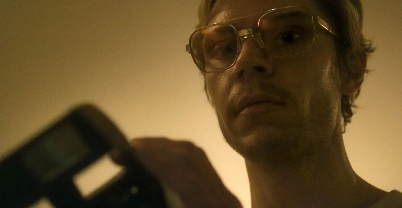 Imagem da notícia: Polaroides de Jeffrey Dahmer: entenda como as fotos das vítimas levaram à prisão do serial killer