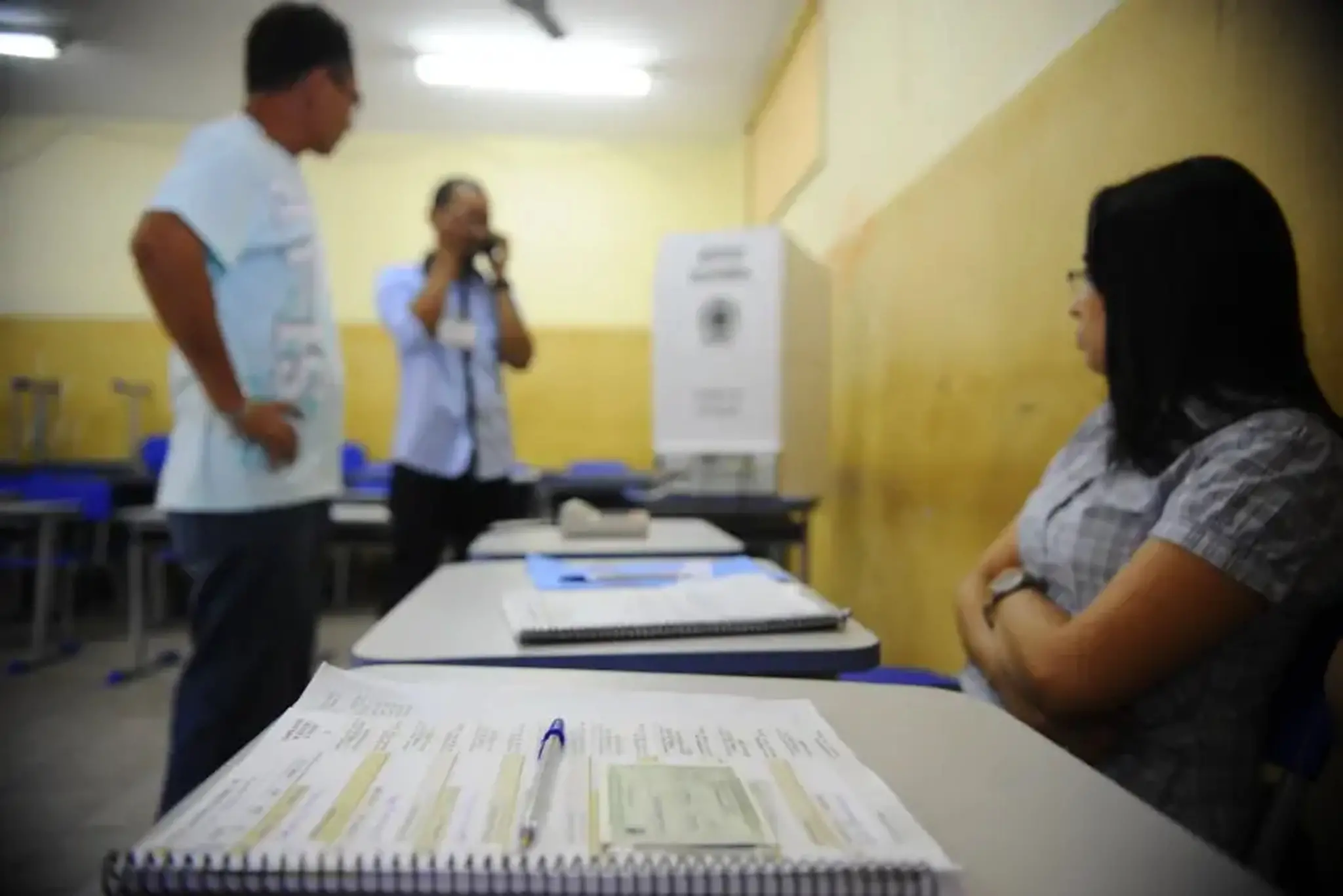Imagem da notícia: Mesários conseguem manipular caderno de votação? TSE desmente informação falsa sobre eleições