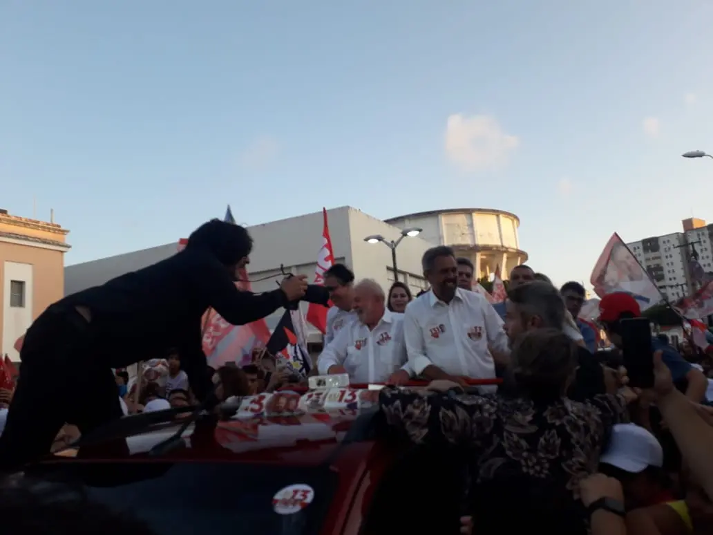 Elmano, Camilo e Lula em cima de um carro