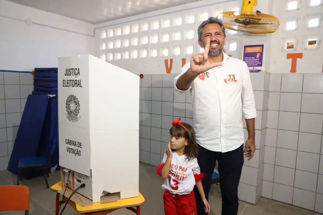 Imagem da notícia: Elmano de Freitas vota nesta tarde, em Caucaia, na Grande Fortaleza 