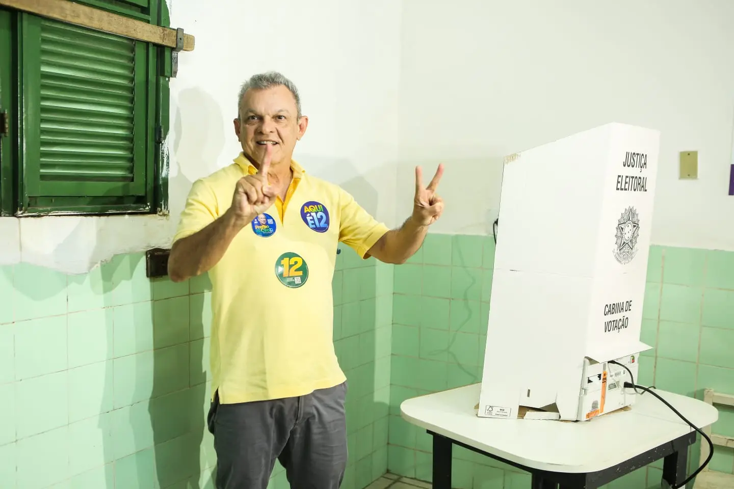Imagem da notícia: Sarto Nogueira, prefeito de Fortaleza, vota no bairro Luciano Cavalcante