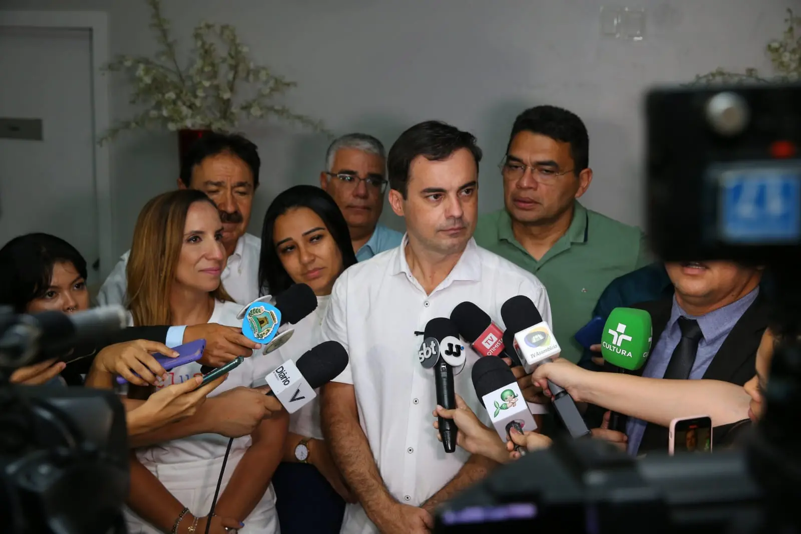 Imagem da notícia: Wagner atribui derrota a 'onda Lula' e não descarta fazer campanha para Bolsonaro no 2º turno
