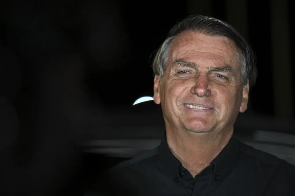 Imagem da notícia: Bolsonaro critica pesquisas e vai buscar novas alianças para segundo turno das Eleições
