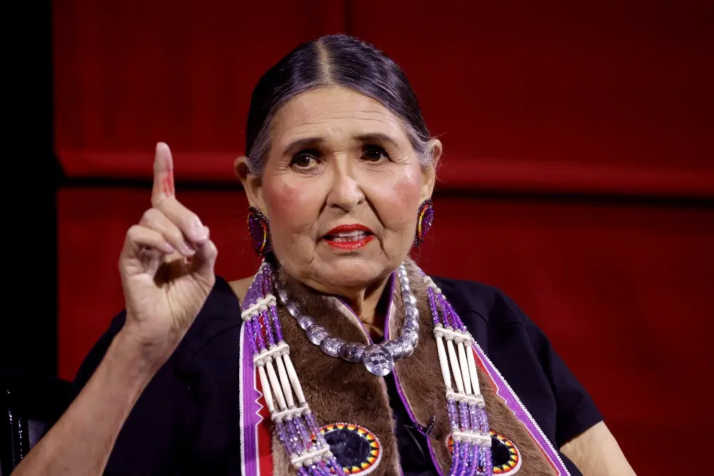 Imagem da notícia: Morre Sacheen Littlefeather, atriz indígena humilhada no Oscar de 1973
