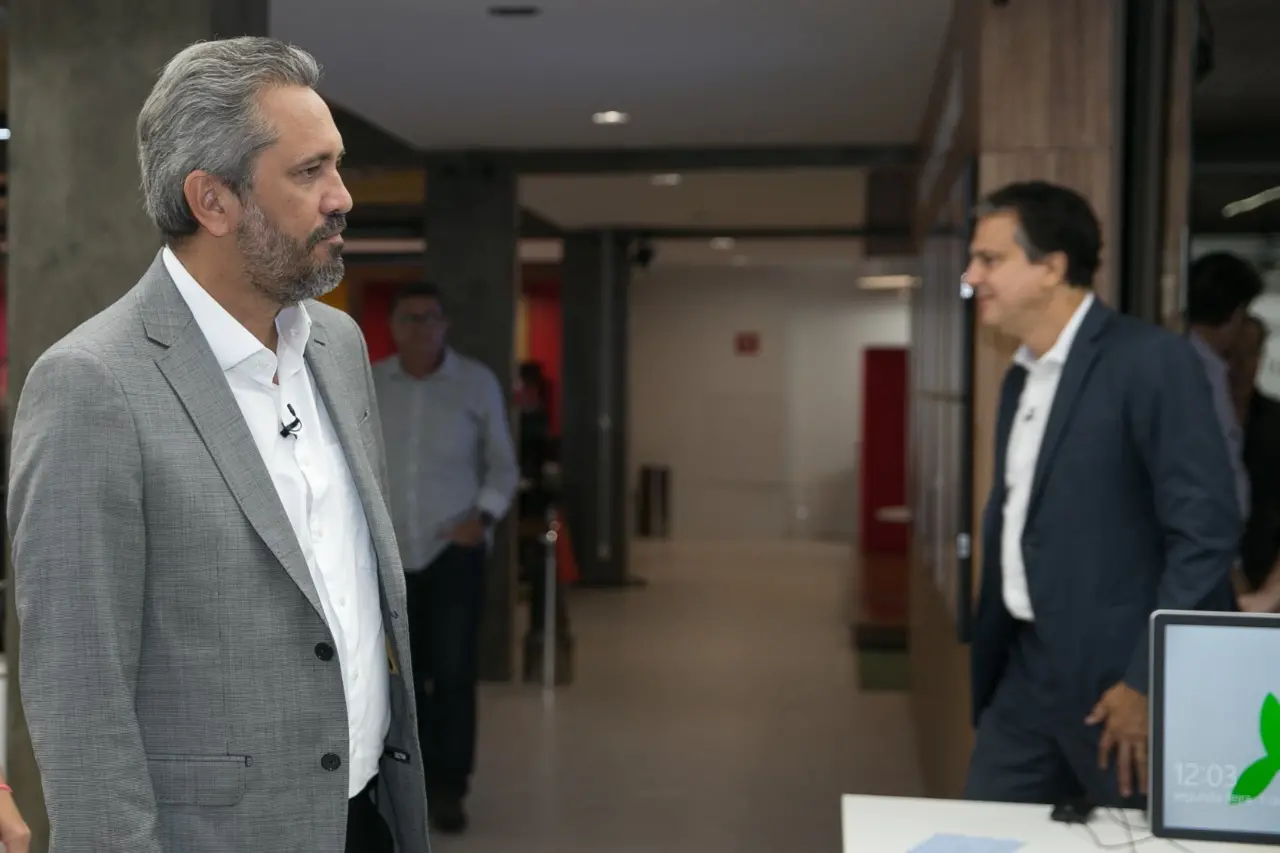 Imagem da notícia: Elmano de Freitas avalia juntar ou desmembrar secretarias do atual governo 