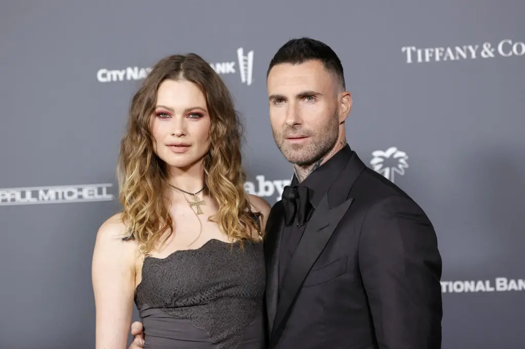 Imagem da notícia: Adam Levine canta para a esposa em show após polêmica sobre traição