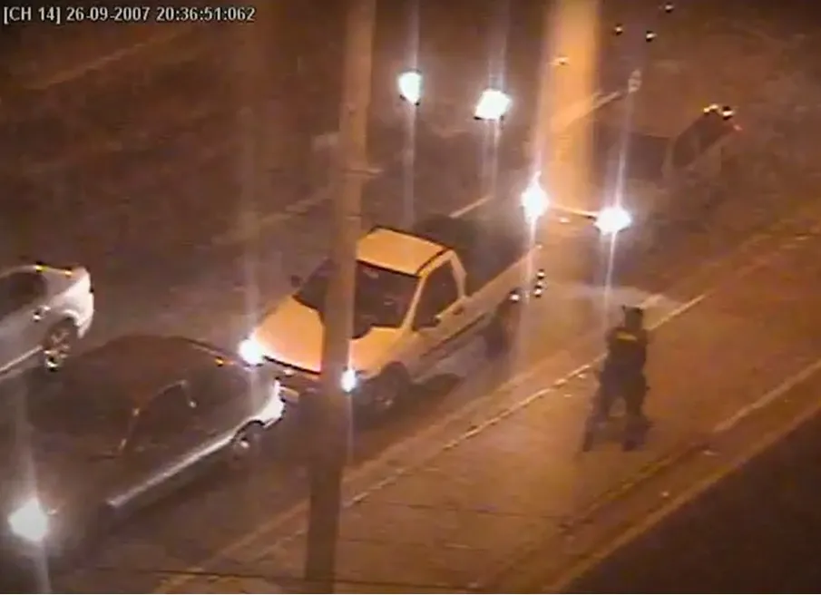 A abordagem aconteceu na Avenida Raul Barbosa, em Fortaleza. As vítimas estavam em uma Hilux, alvo dos disparos dos PMs
