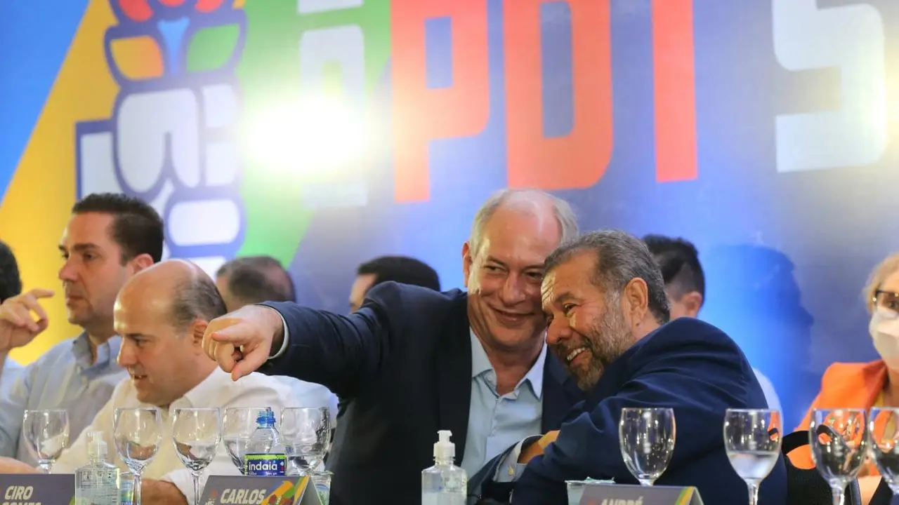 Imagem da notícia: PDT anuncia apoio a Lula no 2º turno: 'Ciro endossou integralmente', diz presidente do partido