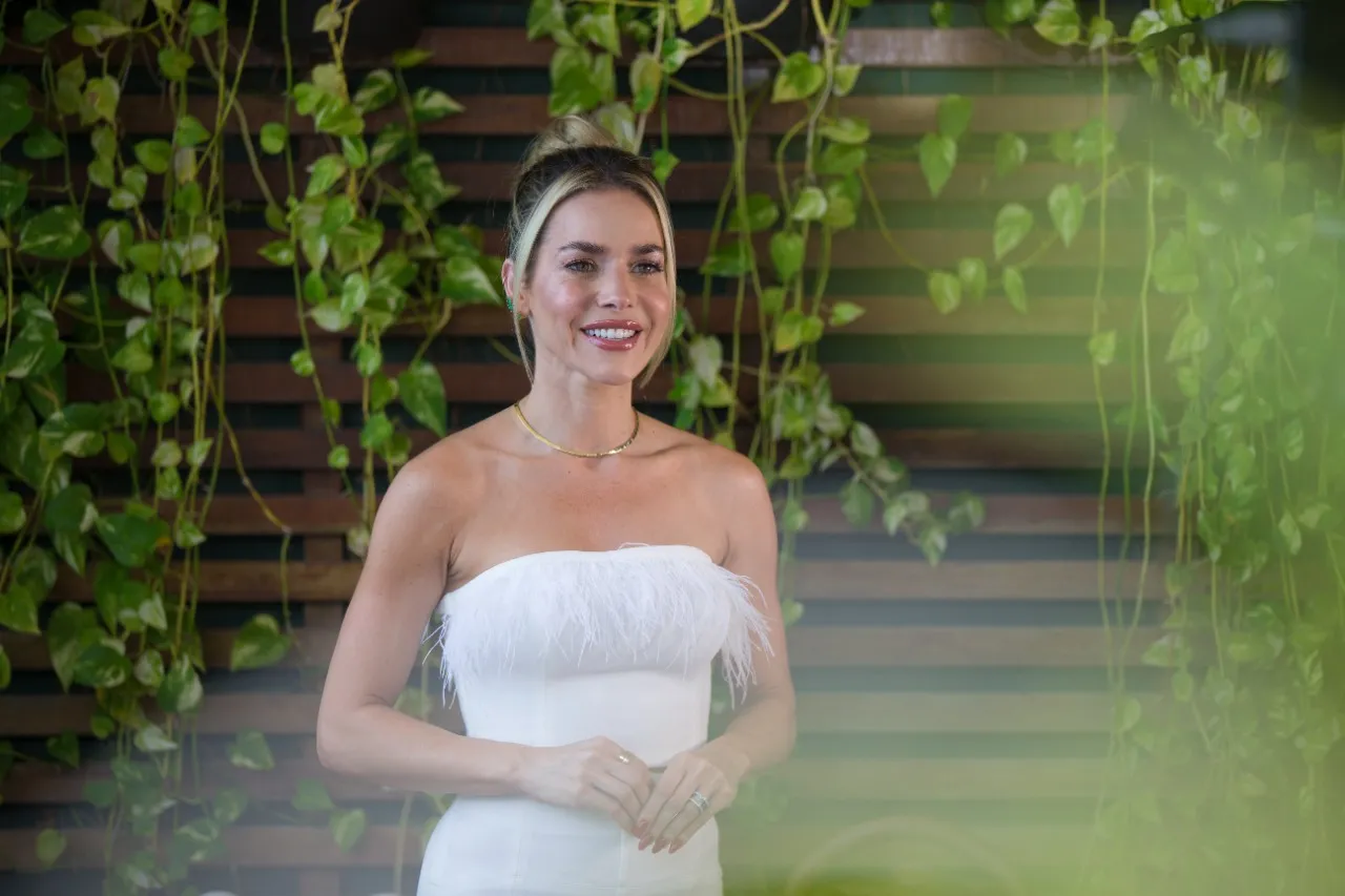 Monique Alfradique vive a protagonista Aimee