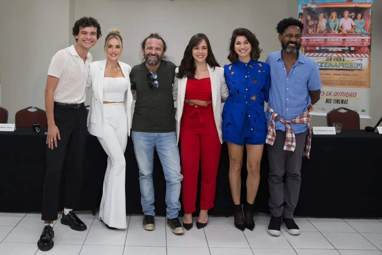 Elenco com o diretor Halder Gomes de 'Bem-vinda a Quixeramobim'