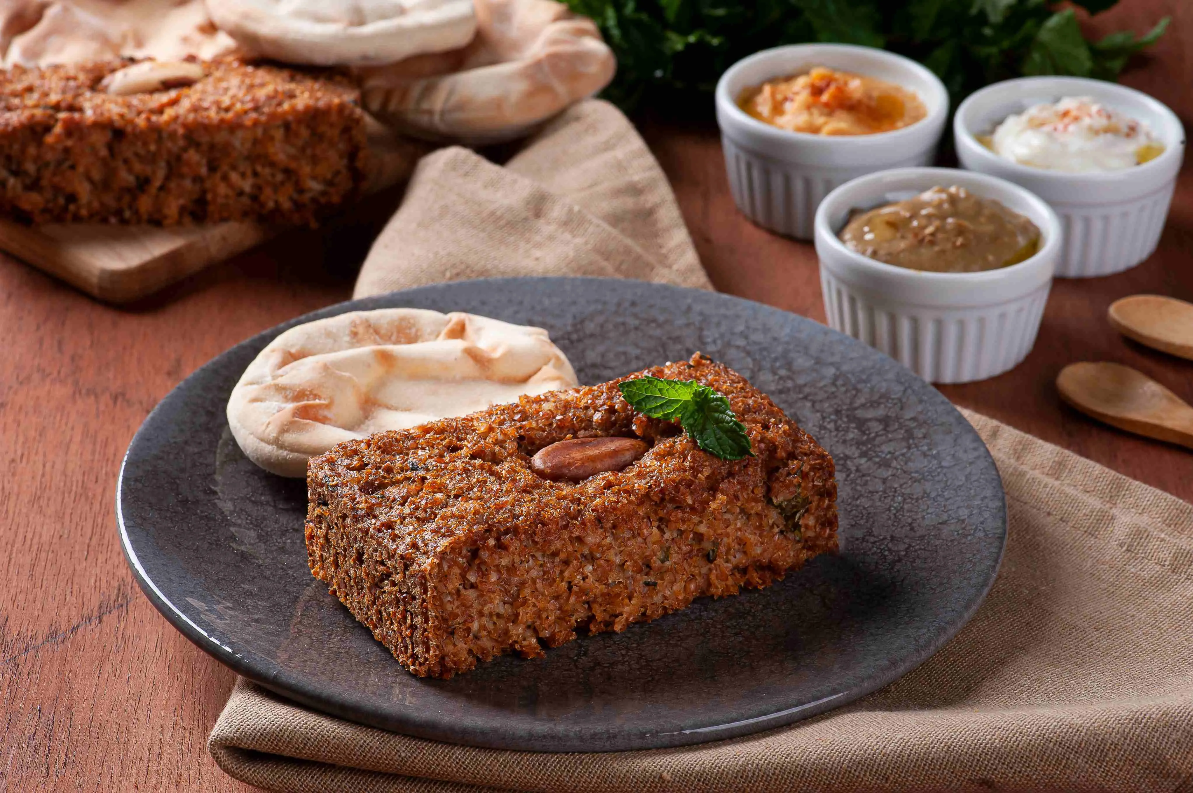 Alimento é temperado com raspas de limão, ervas picadas e pimenta