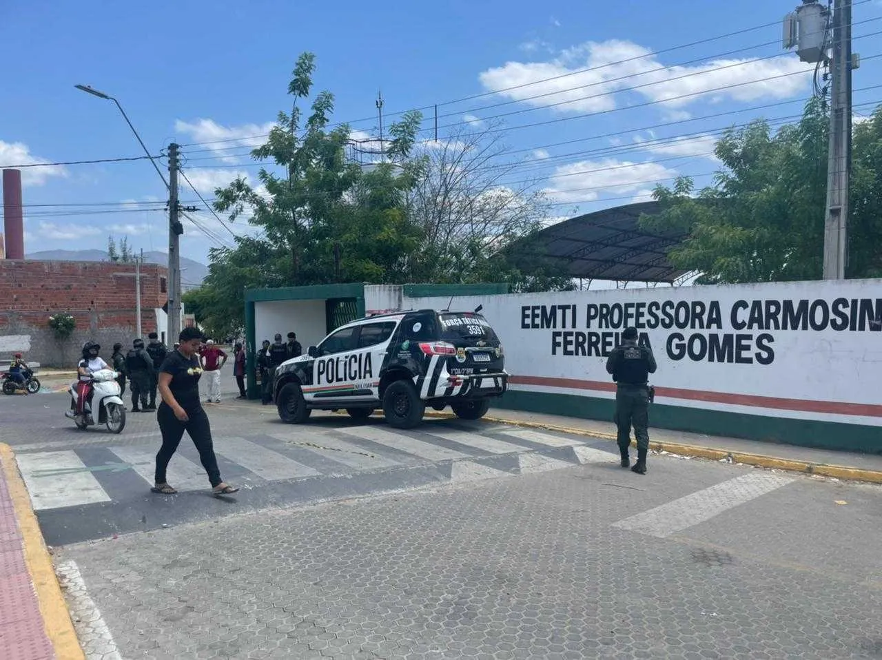 Polícia realiza investigações em escola