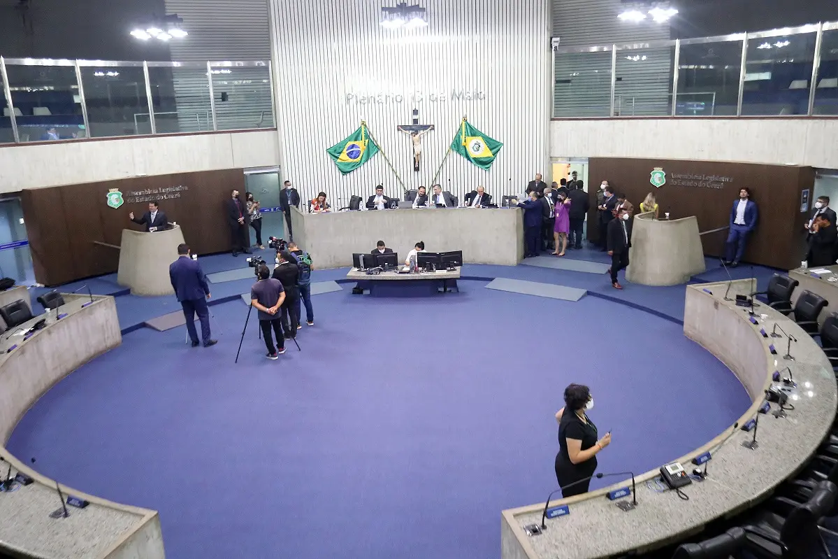 Imagem da notícia: Saiba quem liderou a votação para deputado estadual nos maiores colégios eleitorais do Ceará