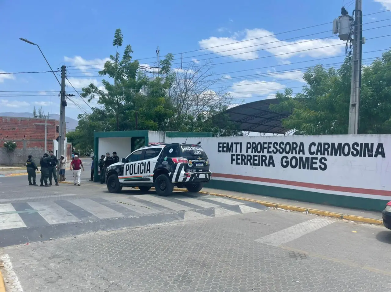 Imagem da notícia: Aluno baleado na cabeça em ataque dentro de escola em Sobral está intubado e em estado grave