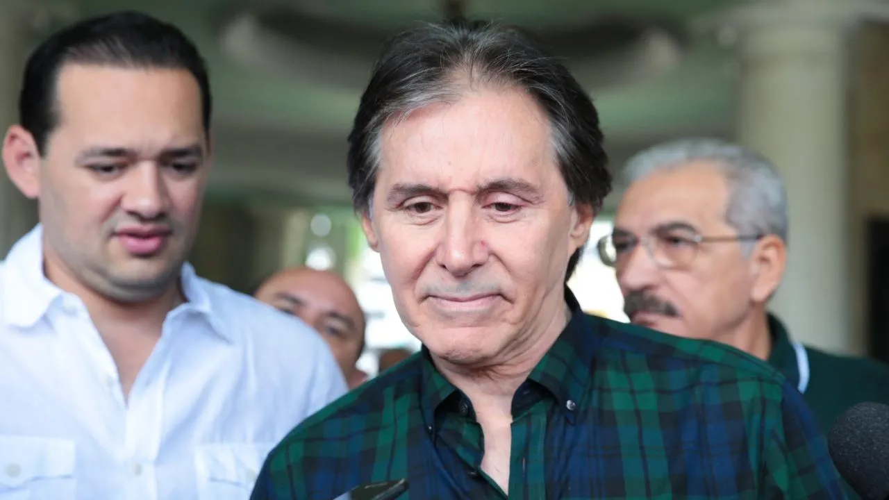 Eunício Oliveira foi eleito com 188.289 votos