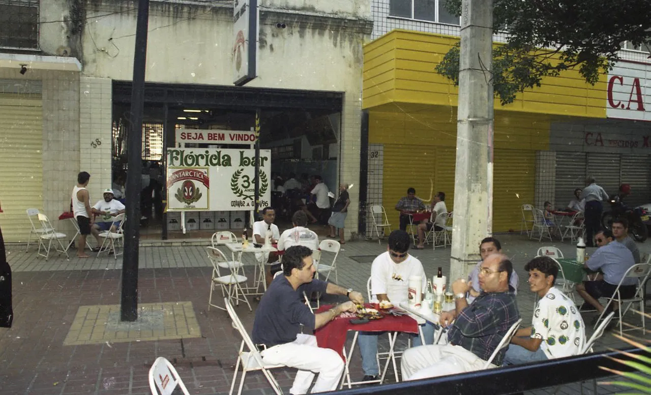 Mesas ocupando o calçadão da Rua do Rosário