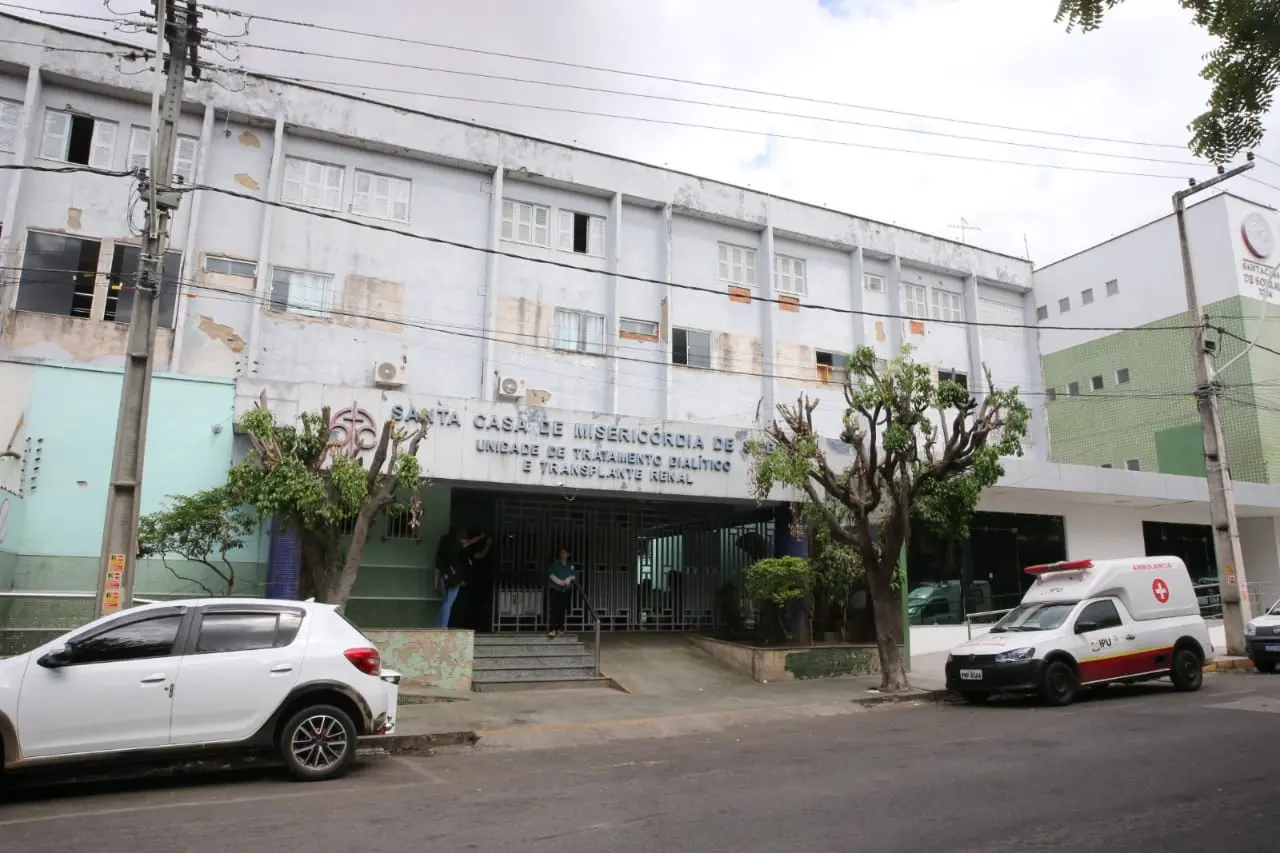Imagem da notícia: Aluno baleado na cabeça dentro de escola em Sobral segue internado em estado grave na UTI
