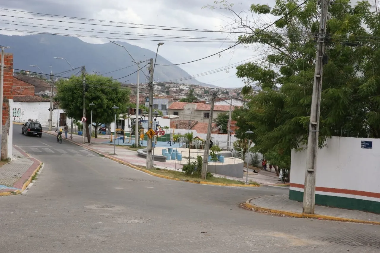 O bairro, no qual a escola está, tem seus dilemas, compartilha a secretaria de Direitos Humanos da Prefeitura de Sobral, Andrezza Aguiar Coelho