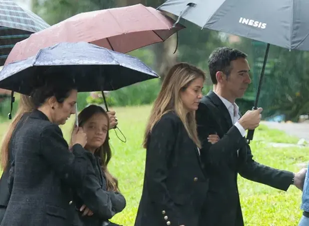 Imagem da notícia: Mãe de Cesar Tralli é enterrada sob comoção de amigos e familiares