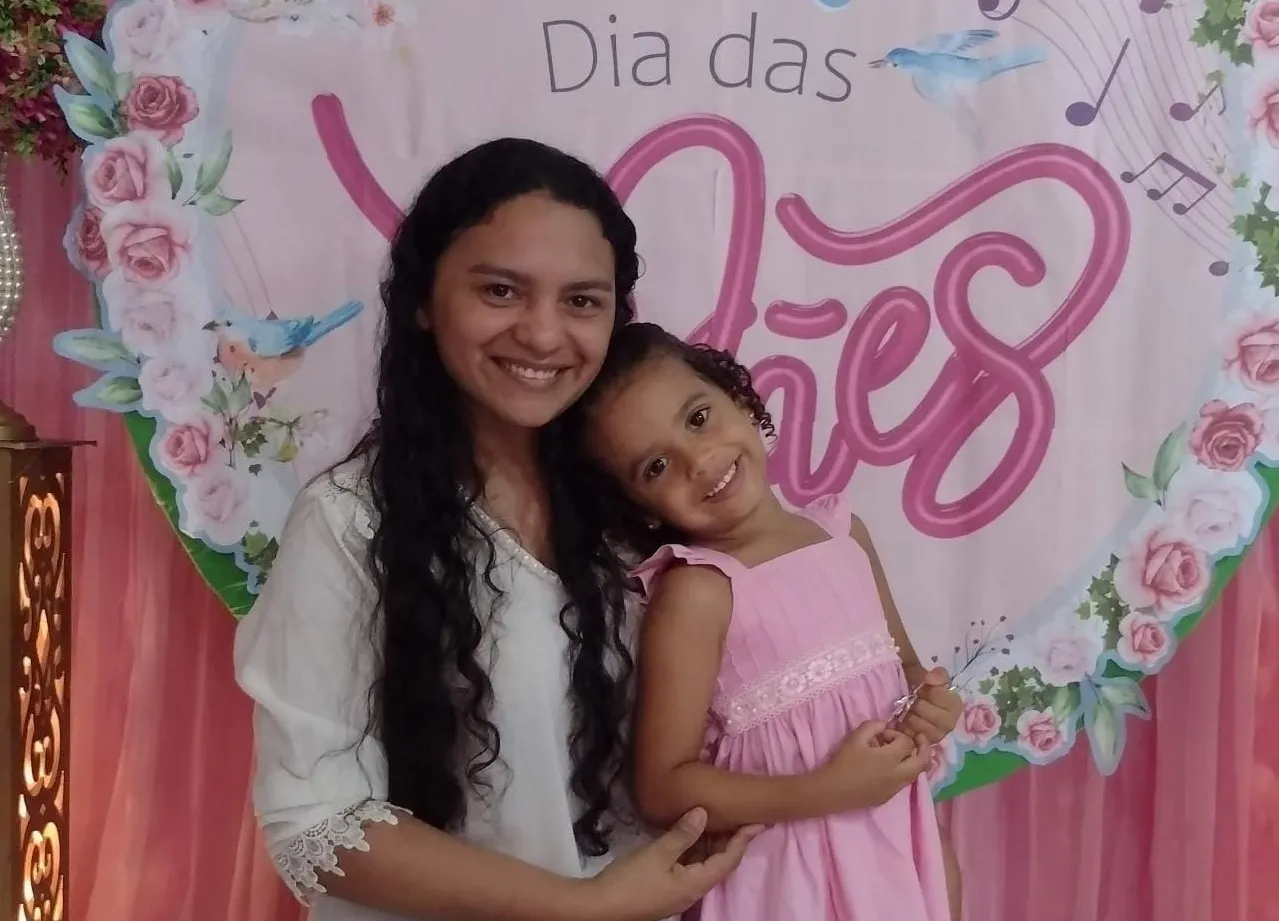 A pequena Cecília com a mãe Milena