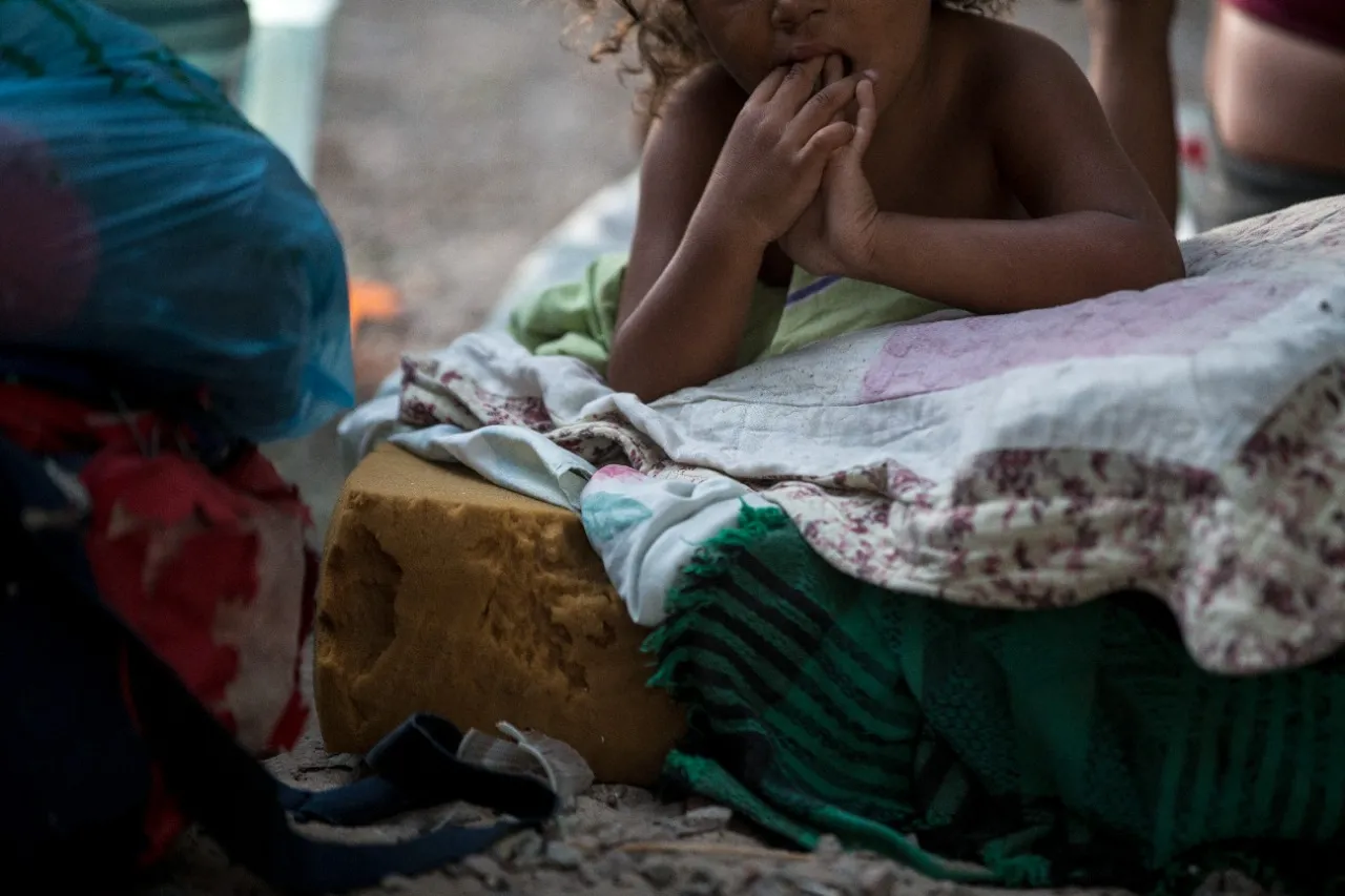 Sem ter onde morar, os pequenos dormem em papelões ou restos de colchões junto ao seus familiares em calçadas, embaixo de viadutos e praças