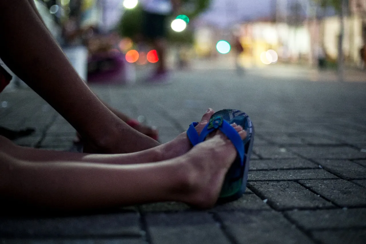 Assim como qualquer crianças, as que estão na rua também querem brincar