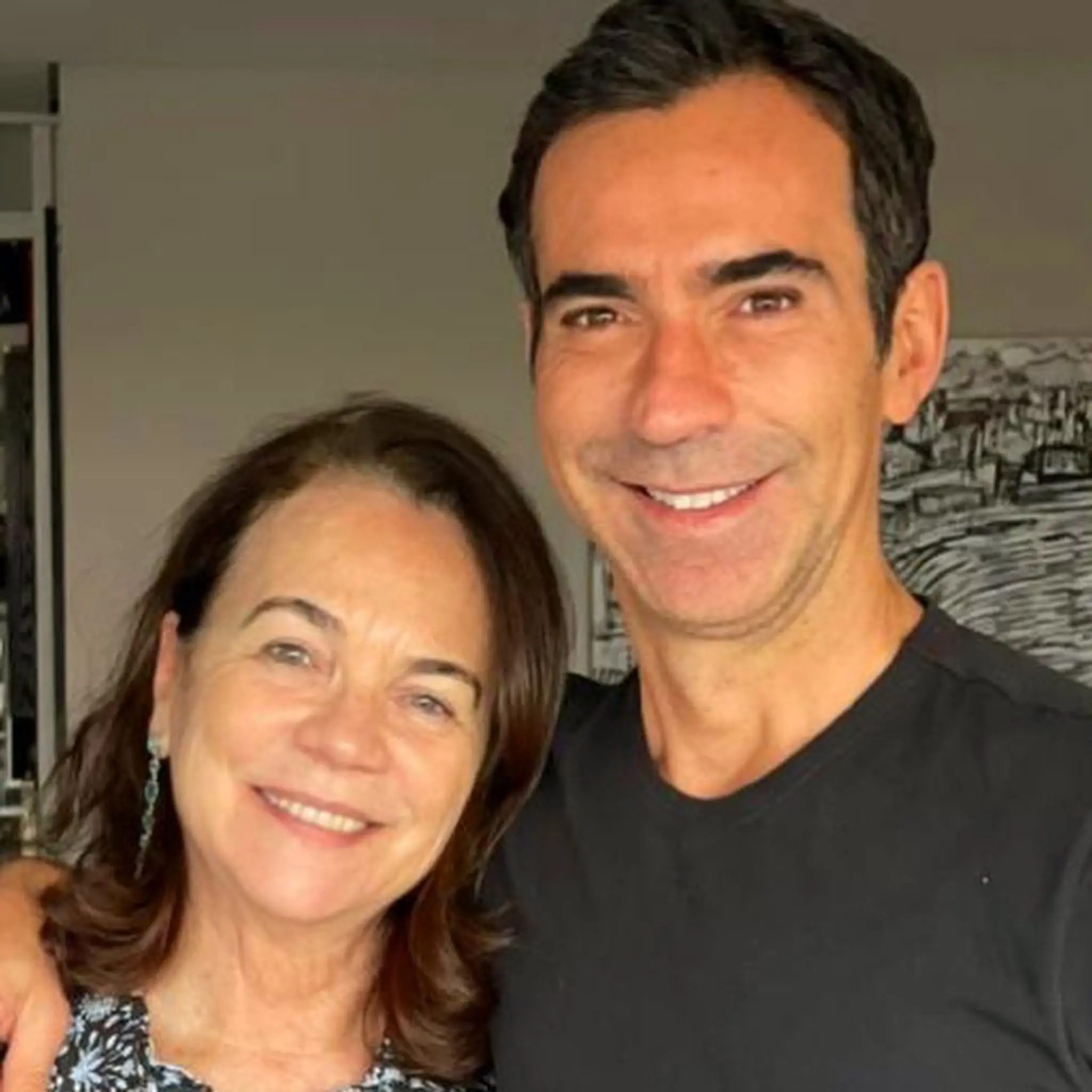 Imagem da notícia: Cesar Tralli homenageia a mãe, morta em acidente aéreo: 'Amor eterno'