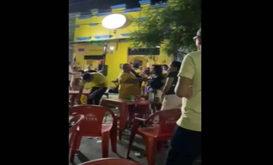Imagem da notícia: Eleitores de Bolsonaro hostilizam e brigam com grupo petista em bar no Mercado dos Pinhões
