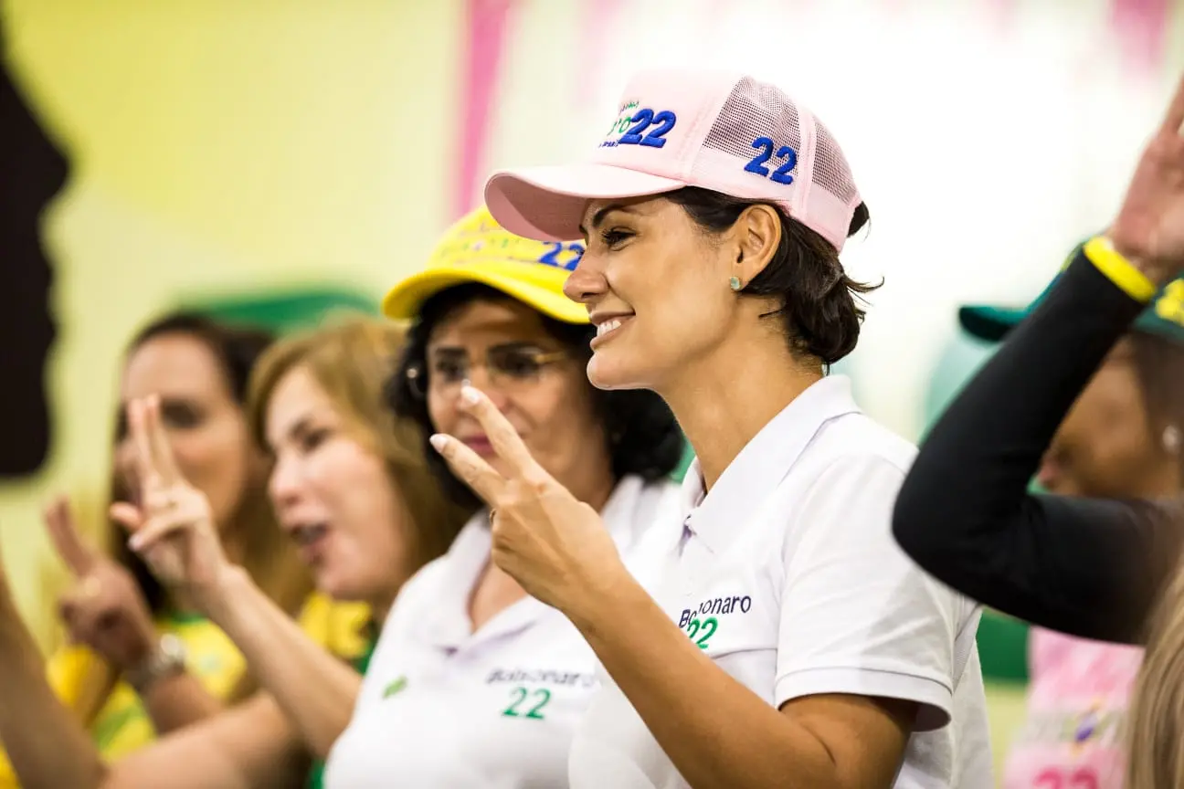 Imagem da notícia: Título de cidadã e aceno a mulheres: veja como foi a visita de Damares e Michelle ao Ceará 
