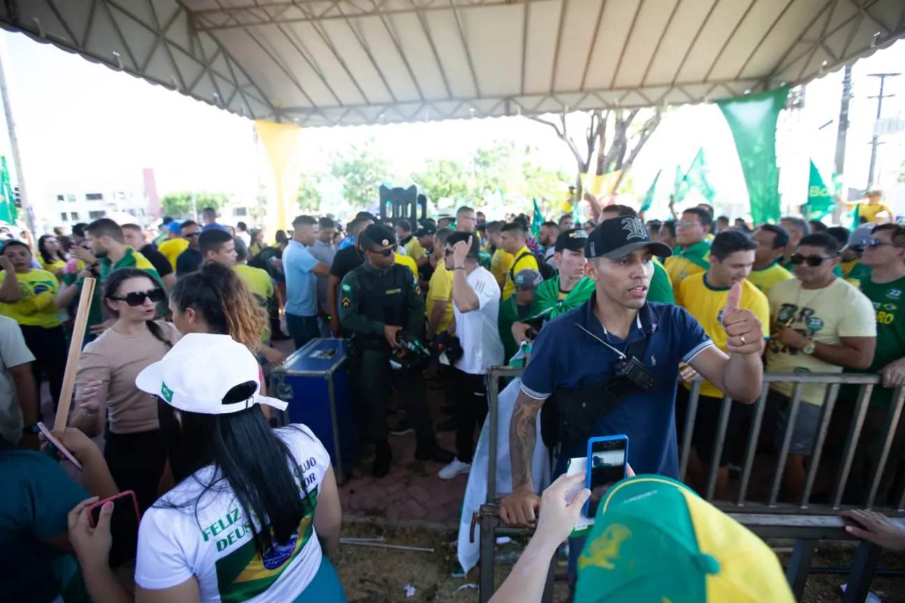 Imagem da notícia: Comício de Bolsonaro no Conjunto Ceará tem revista com detector de metal e esquema de segurança
