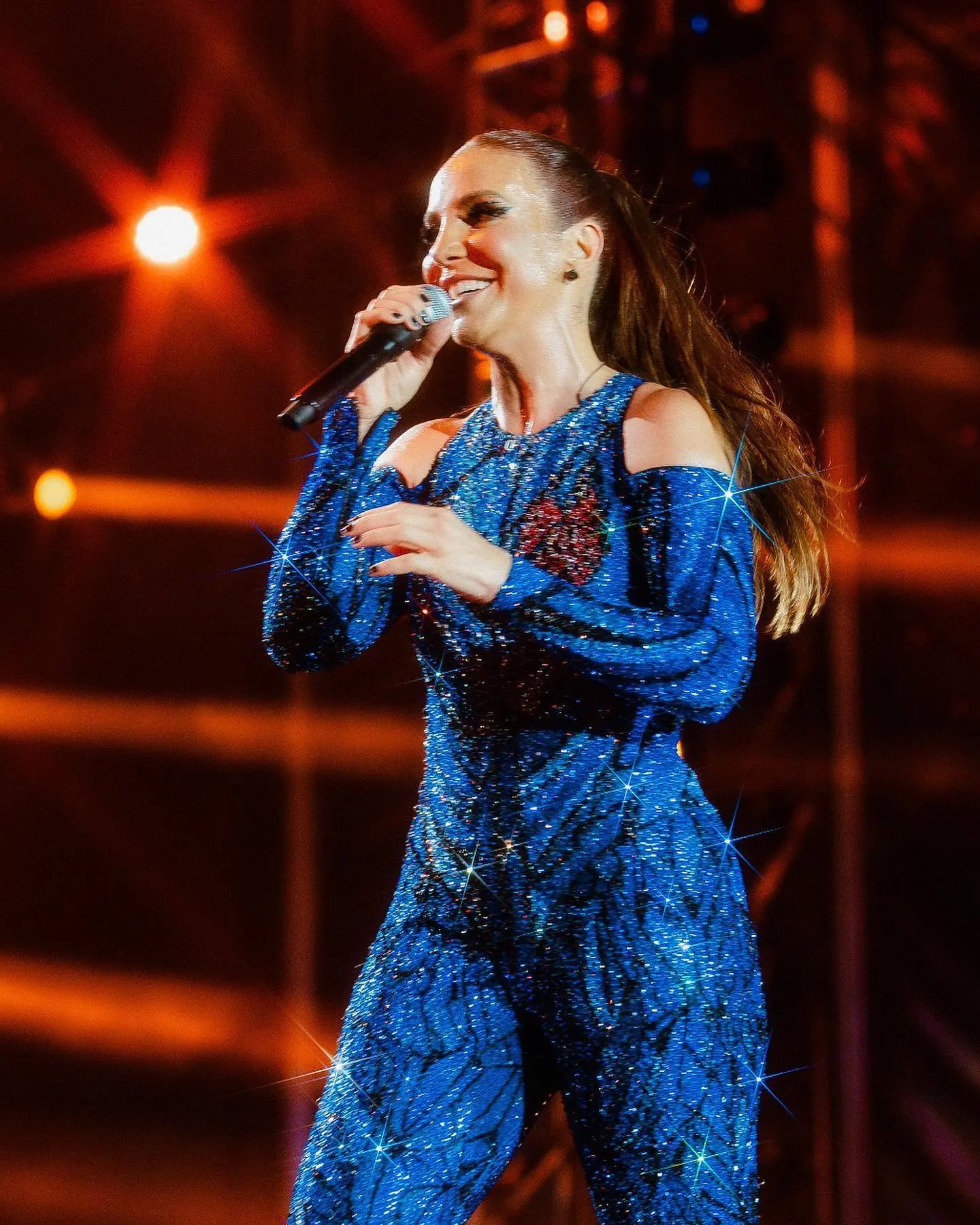 Imagem da notícia: Em show, Ivete Sangalo apoia gritos pró-Lula e faz o 'L'
