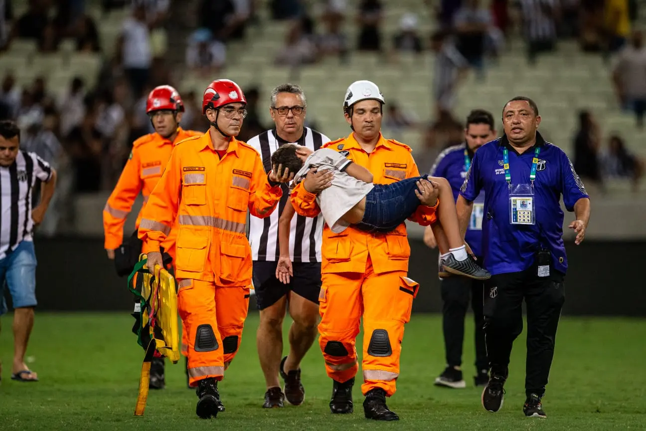 Imagem da notícia: Veja imagens da briga nas arquibancadas e da invasão da torcida do Ceará na Arena Castelão