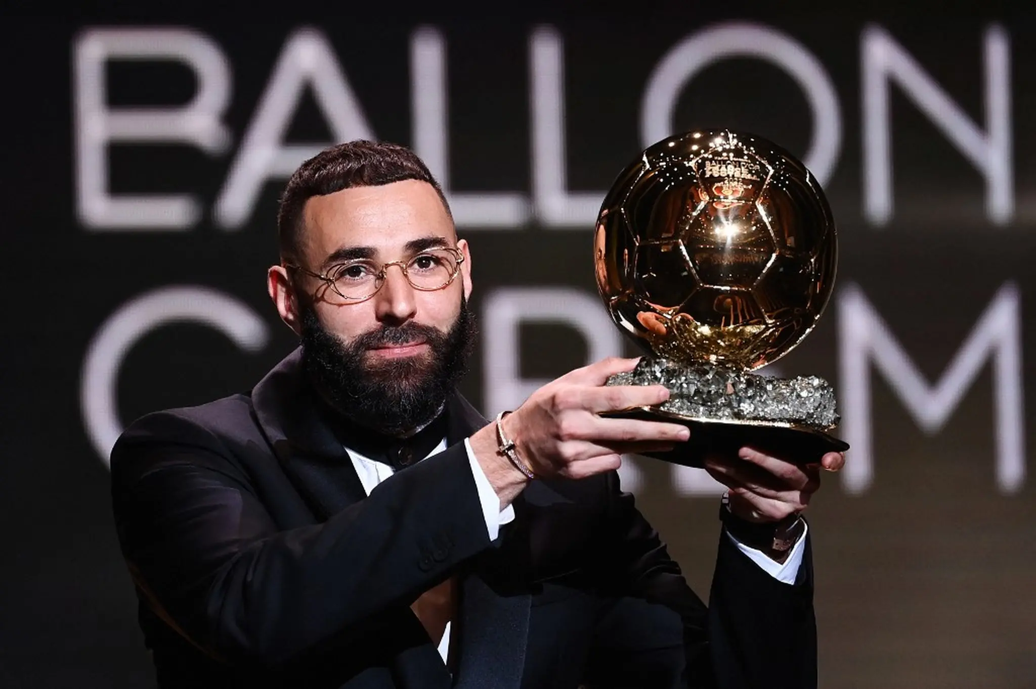 Imagem da notícia: Bola de Ouro: Karim Benzema é eleito o melhor jogador do mundo