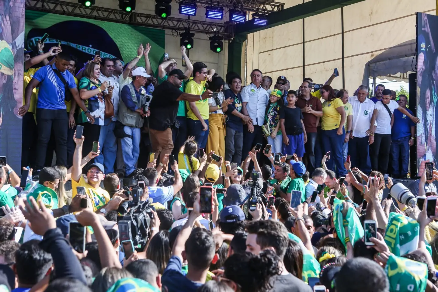 Imagem da notícia: Após 'omitirem' Bolsonaro no 1º turno, deputados do Ceará declaram apoio ao presidente no 2º turno