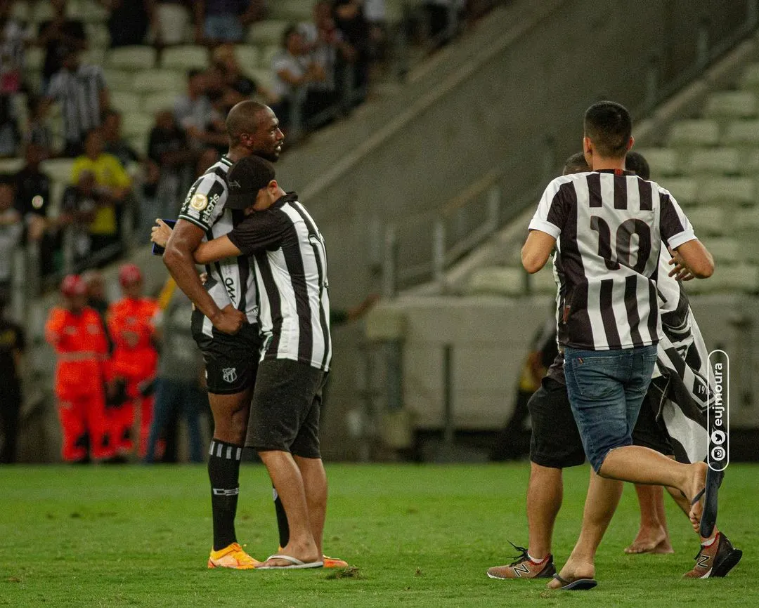 Luiz Otávio foi às lágrimas após o abraço