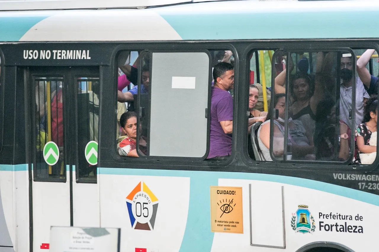 Passageiros denunciam situação caótica no transporte público sem ar-condicionado desde o início da pandemia