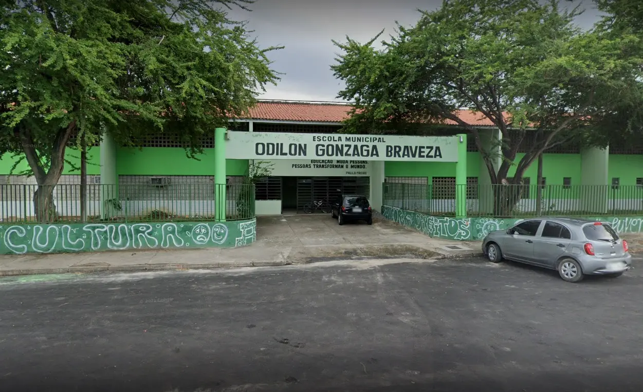 Imagem da notícia: Homens armados invadem escola municipal de Fortaleza, roubam estudantes e trocam tiros com a Polícia