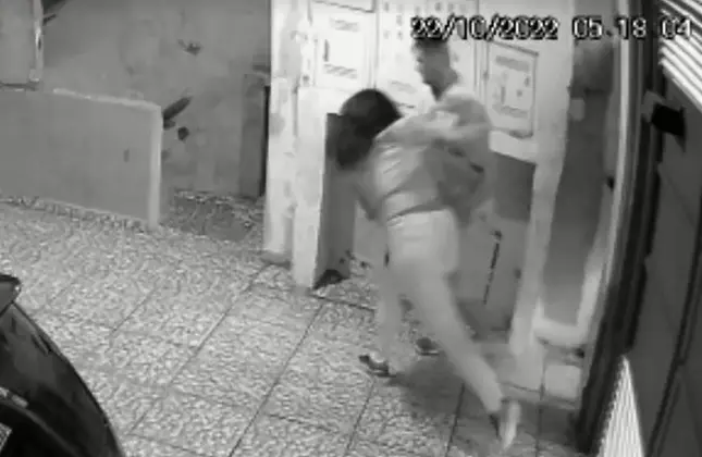Imagem da notícia: Marido é flagrado agredindo e puxando cabelo de esposa antes dela ser morta em São Paulo