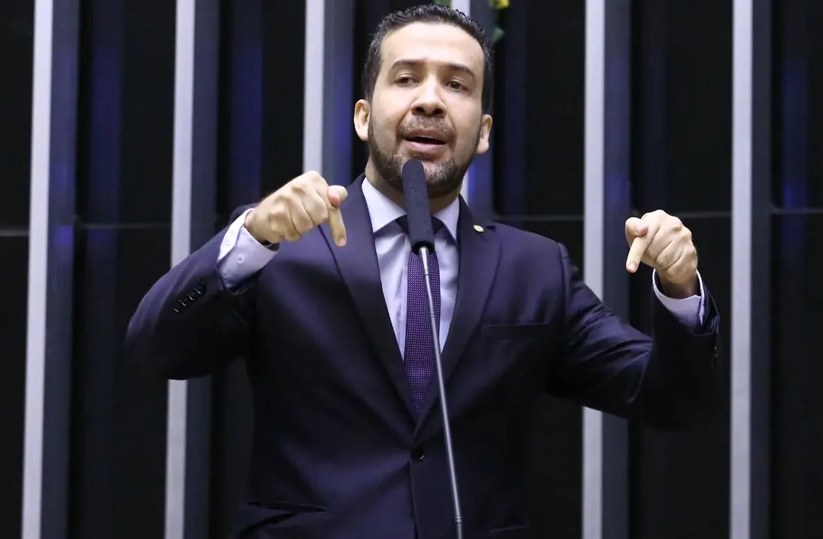 Imagem da notícia: Janones mostra conteúdo do celular de Gustavo Bebianno, falecido presidente do PSL; entenda o caso