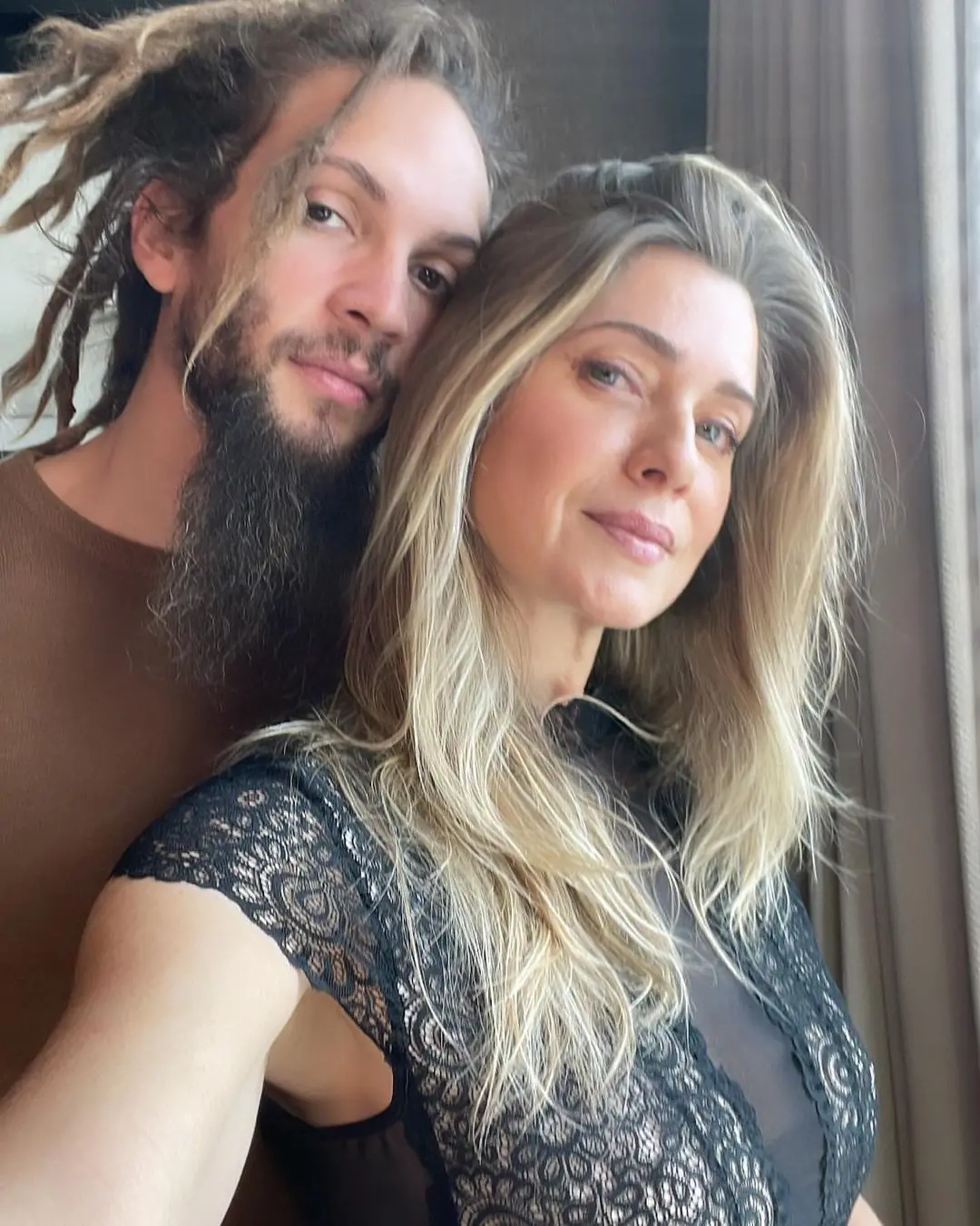 Imagem da notícia: Marido de Letícia Spiller expõe seguidor que o chamou de ‘mendigo’ e rebate