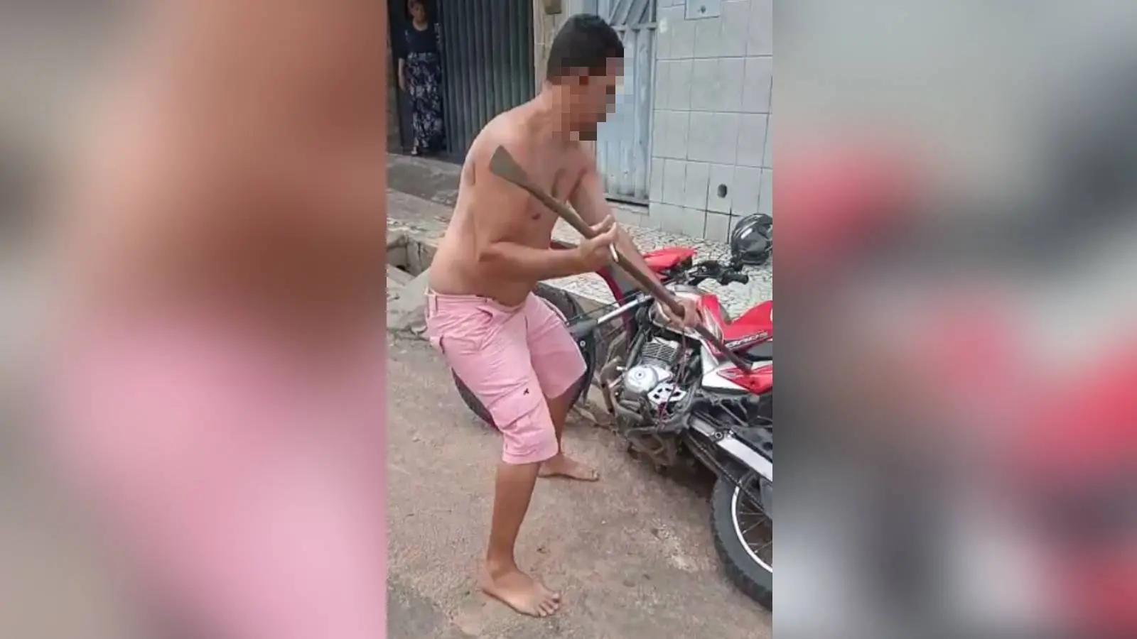 Imagem da notícia: Homem é flagrado danificando moto de funcionário da Cagece ao ter água cortada em Juazeiro do Norte