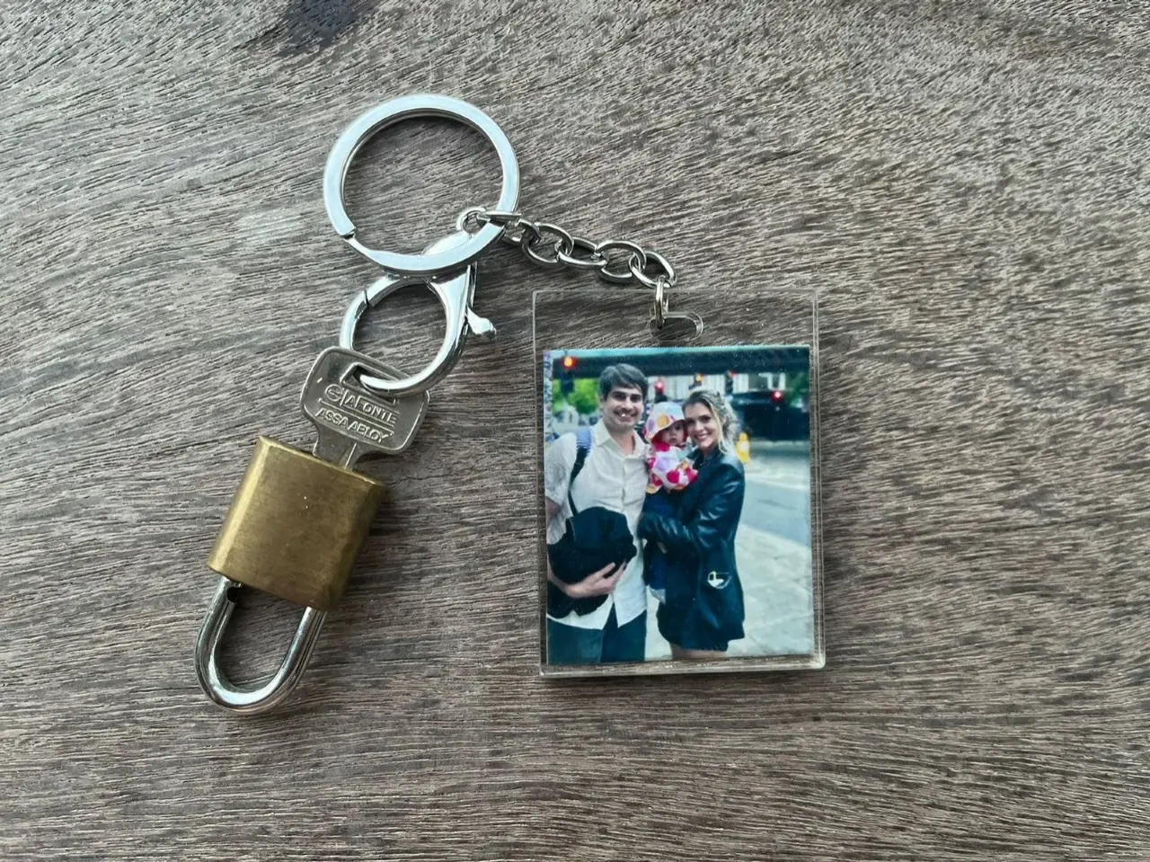 O amor é brega mesmo. Assim como são bregas as cartas de amor, os chaveiros de foto